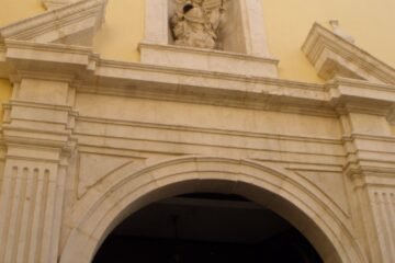Portada de la iglesia de la Aurora y la Divina Providencia en Málaga