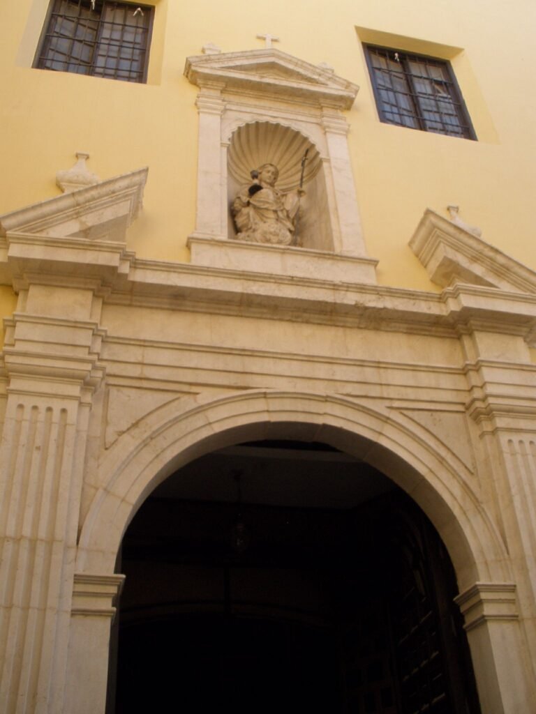 Portada de la iglesia de la Aurora y la Divina Providencia en Málaga